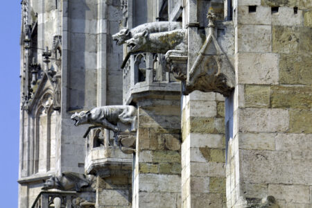 Der Dom St. Peter erzδhlt viele Geschichten. Vom stόrzenden Baumeister bis zur treulosen Steinmetzbraut – όber die Steinfiguren des gotischen Bauwerks ranken sich unzδhlige Legenden.